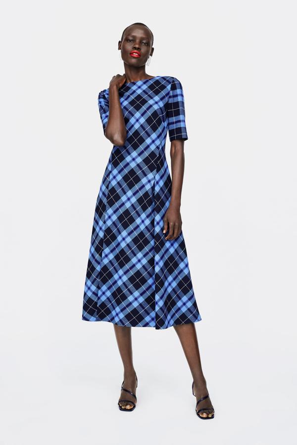Vestido de cuadros midi en azul y negro (59,95 euros).