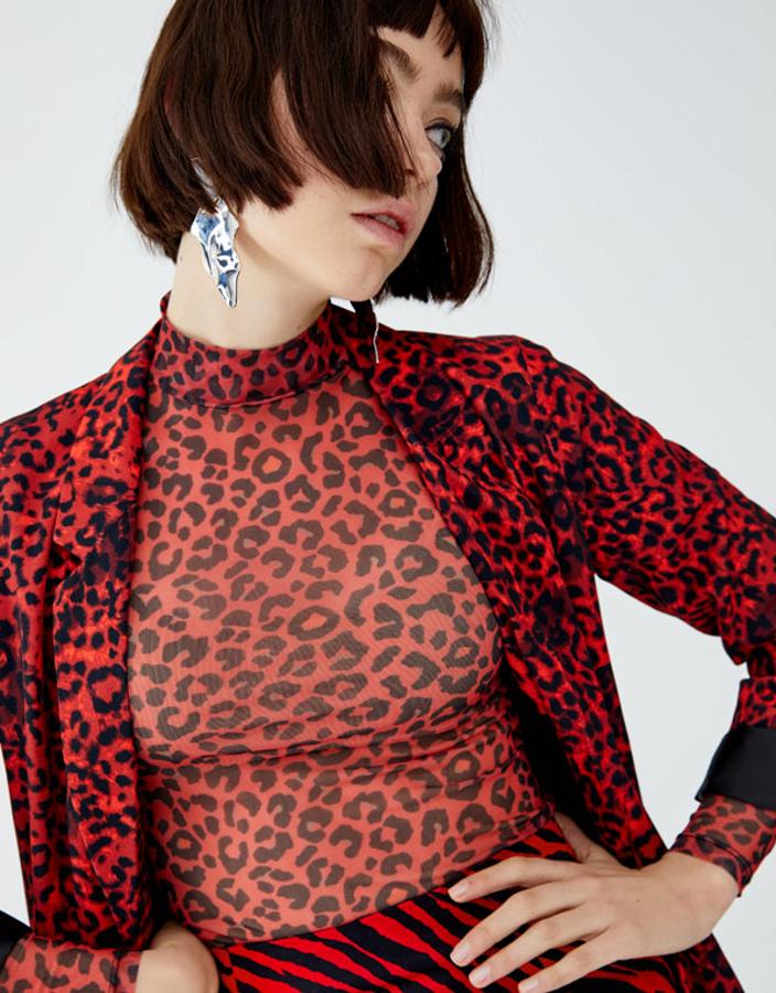 Espectacular top con cuello "perkins" y estampado animal sobre rojo, confeccionado en tul transparente (9,99 euros).