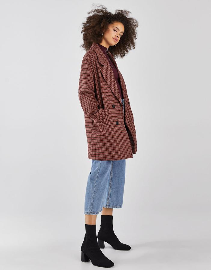 Abrigo cruzado de cuadros con doble botonadura, 49,989 euros.