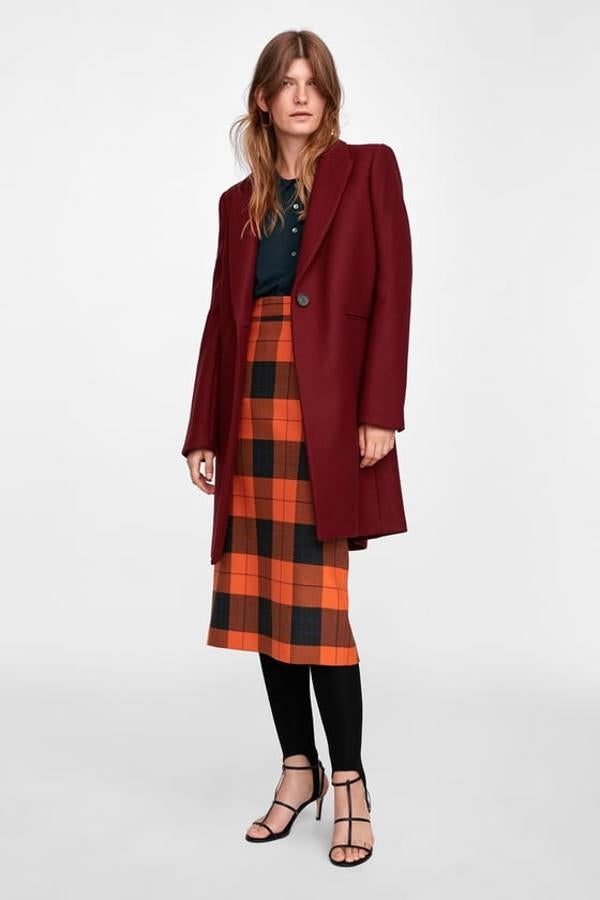 Abrigo masculino de cuello y solapa con bolsillos delanteros, 89,95 euros.