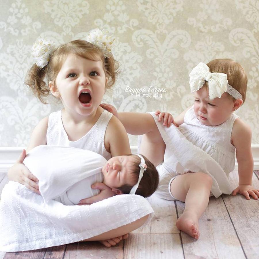 Una pelea entre hermanas mientras la bebé duerme plácidamente.