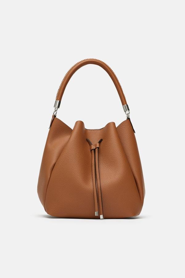 Si buscas un bolso práctico, fácil de combinar y con mucho estilo para tu 'amigo invisible', este de los 'Special Prices' de Zaraes súper aparente, y cuesta 15.99 euros.