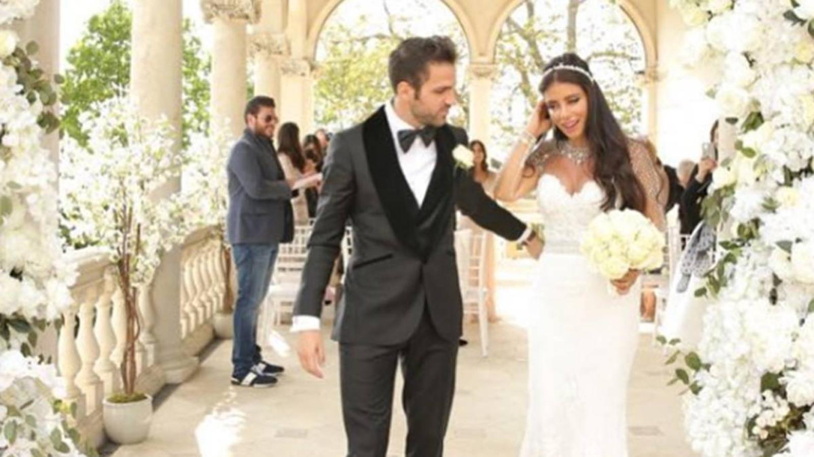 El futbolista Ces Fábregas y Daniella Semaan consiguieron celebrar su boda en la más estricta intimidad a mediados de julio. Días después, eran ellos mismos los que mostraban algunas imágenes en las redes sociales.