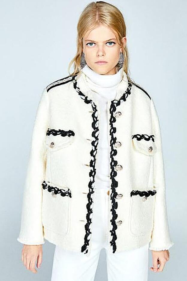 Abrigo corto de mujer Sfera con pasamanerías, 69,99 euros.