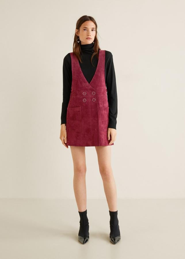 Este pichi de ante burgundy de inspiración setentera nos parece lo más. Cuesta 69.99 euros en Mango, y tiene un descuento del -30% por el Cyber Monday.