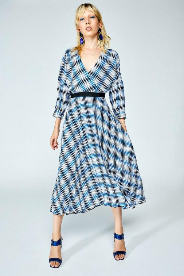 Apuesta por un toque 'folk' con este vestido mini de cuadros de Sfera, rebajado durante el Cyber Monday de 39.99 a 2 euros.