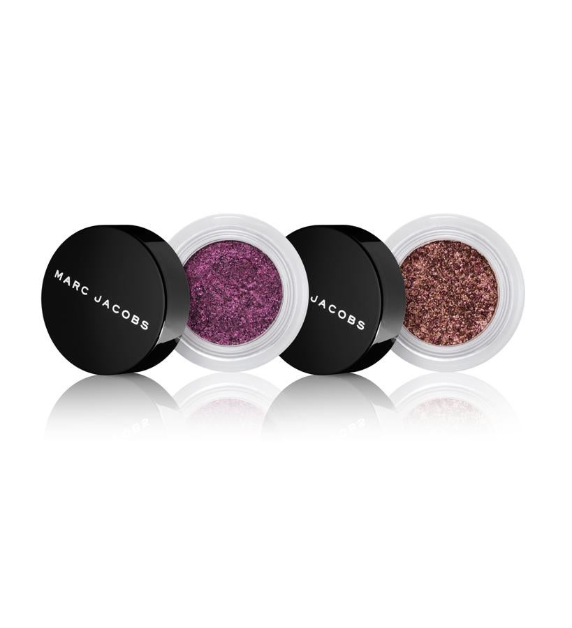 Su acabado, que recuerda a los tejidos con lentejuelas, aporta un brillo intenso al instante. Se presenta en dos tonos joyas pigmentados y deslumbrantes. Sombra See-quins Glam Glitter de Marc Jacobs (24,90 €/u).