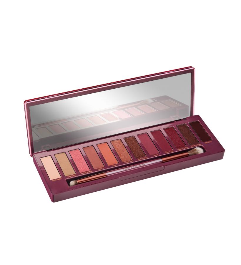 Con doce colores neutros nunca antes presentados, esta paleta de tonos cereza reinventados sacará a la luz tu mirada más seductora y tentadora. Tienen un alto poder de fijación, no se agrietan y no pierden el color, tienen una textura aterciopelada y son muy fáciles de difuminar. Naked Cherry Eyeshadow Palette de Urban Decay (52 €).