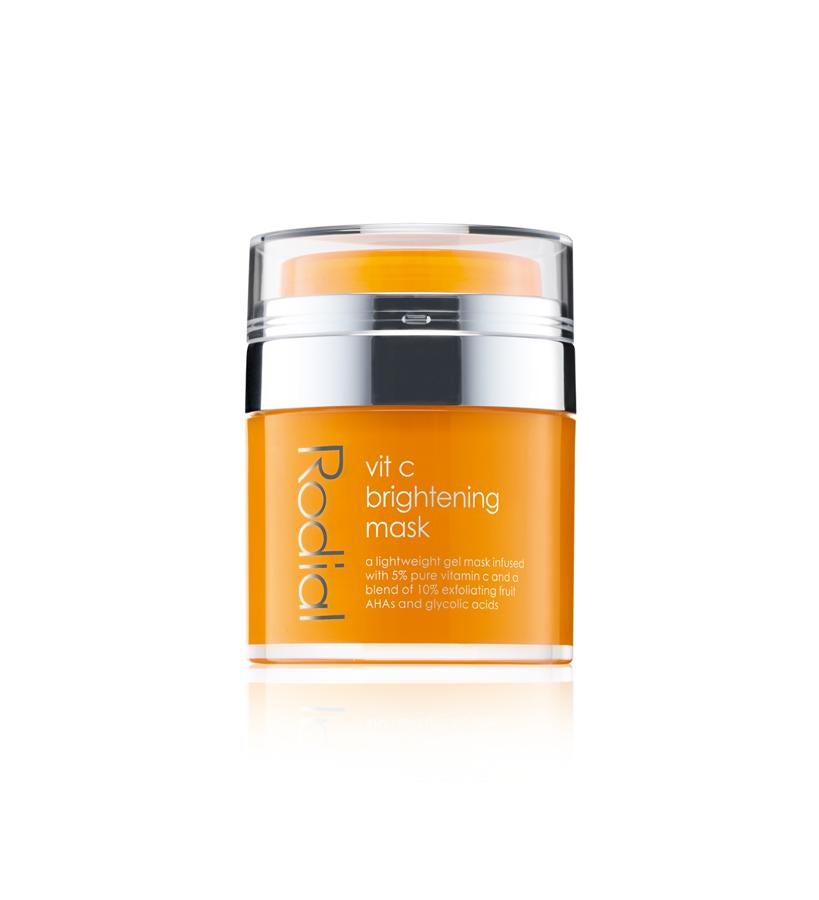 Mascarilla ligera que funciona a dos niveles: para iluminar y aclarar manchas oscuras y para exfoliar y retexturizar la piel. Formulada con una mezcla de vitamina C pura y ácidos frutales glicólico y láctico, es todo lo que la piel necesita para estar perfecta, suave y luminosa. (72 €).