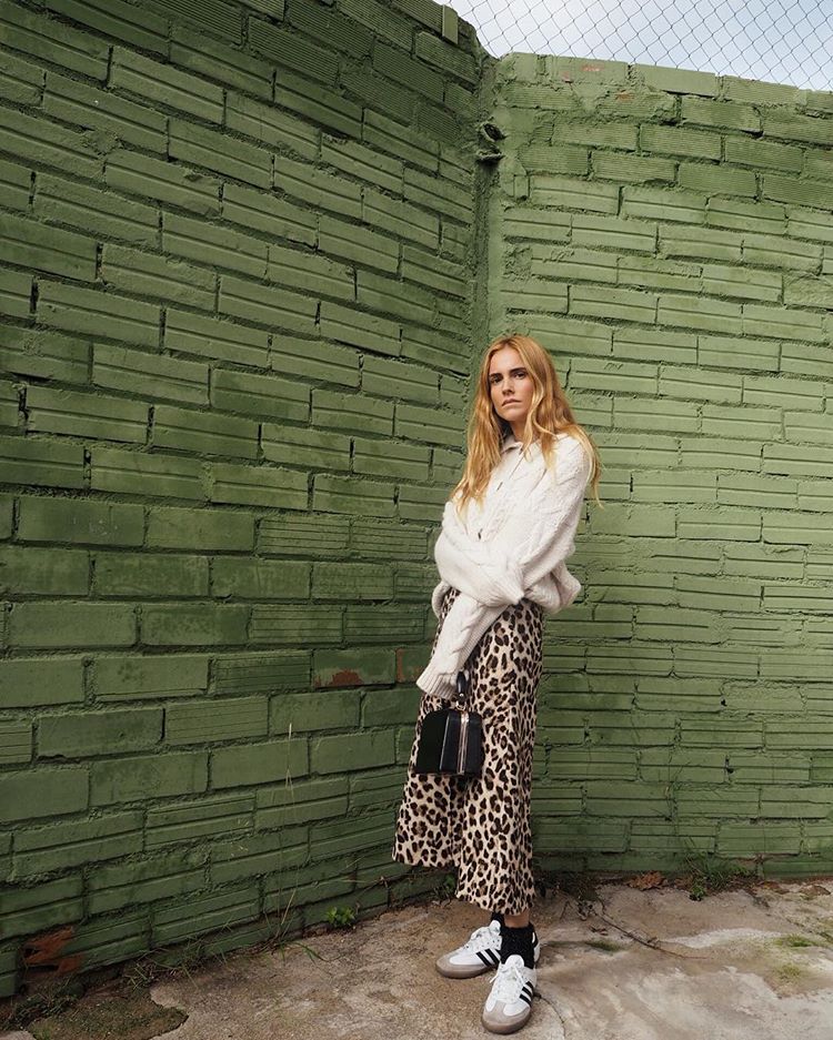 Nos resistimos a sacar el animal print de nuestras vidas. Hace un par de meses se consolidó como el estampado estrella de la temporada y sigue dejándonos  looks espectaculares como este de Mango  que lució la influencer Blanca Miró en su cuenta de Instagram.