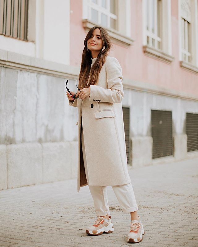 ¿Sabías que  María Fernádez Rubíes revolucionó Instagram con este total look de Mango ? Un ejemplo más de cómo combinar unas zapatillas con un abrigo masculino. Todas las prendas ascienden a 186 euros, pero puedes inspirarte y copiarlo aún más low cost para este invierno.