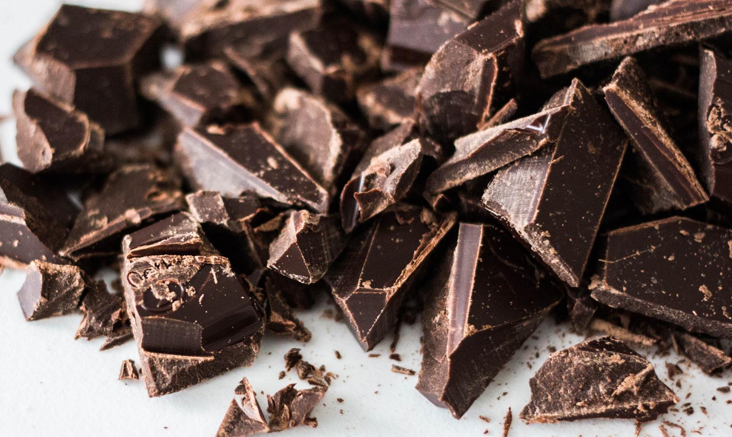 Date un capricho y toma algo de chocolate puro. No sólo te hará sentir bien sino que, además, conseguirás una mejor hidratación de todas las capas de la piel.