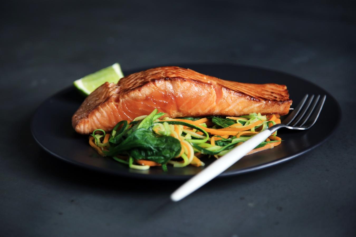 El pescado azul, como el atún o el salmón, es rico en omega 3, grasas buenas, insaturadas, que ayudan a la regeneración de la piel y evita que se inflame o se seque. Además, uno de los componentes del omega 3 preserva el colágeno de la piel consiguiendo que se mantenga firme.