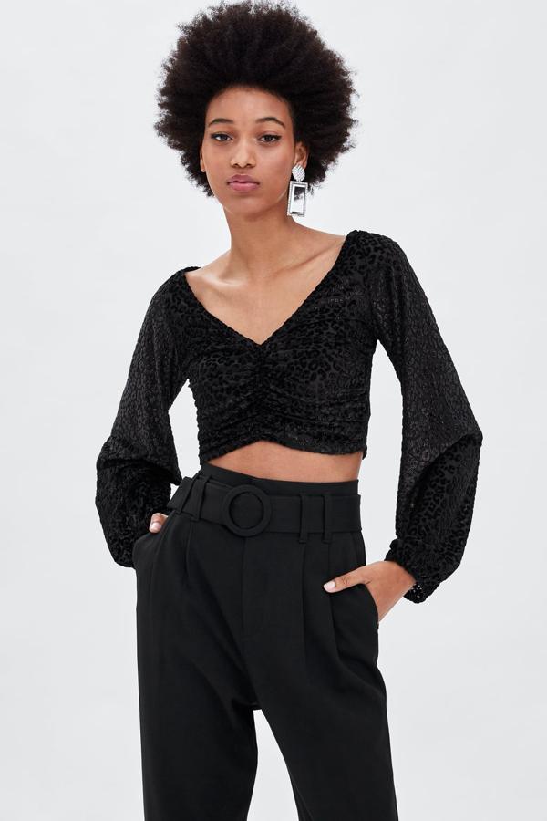 Top con textura de hilo metalizado y puño elástico, 19,95 euros.