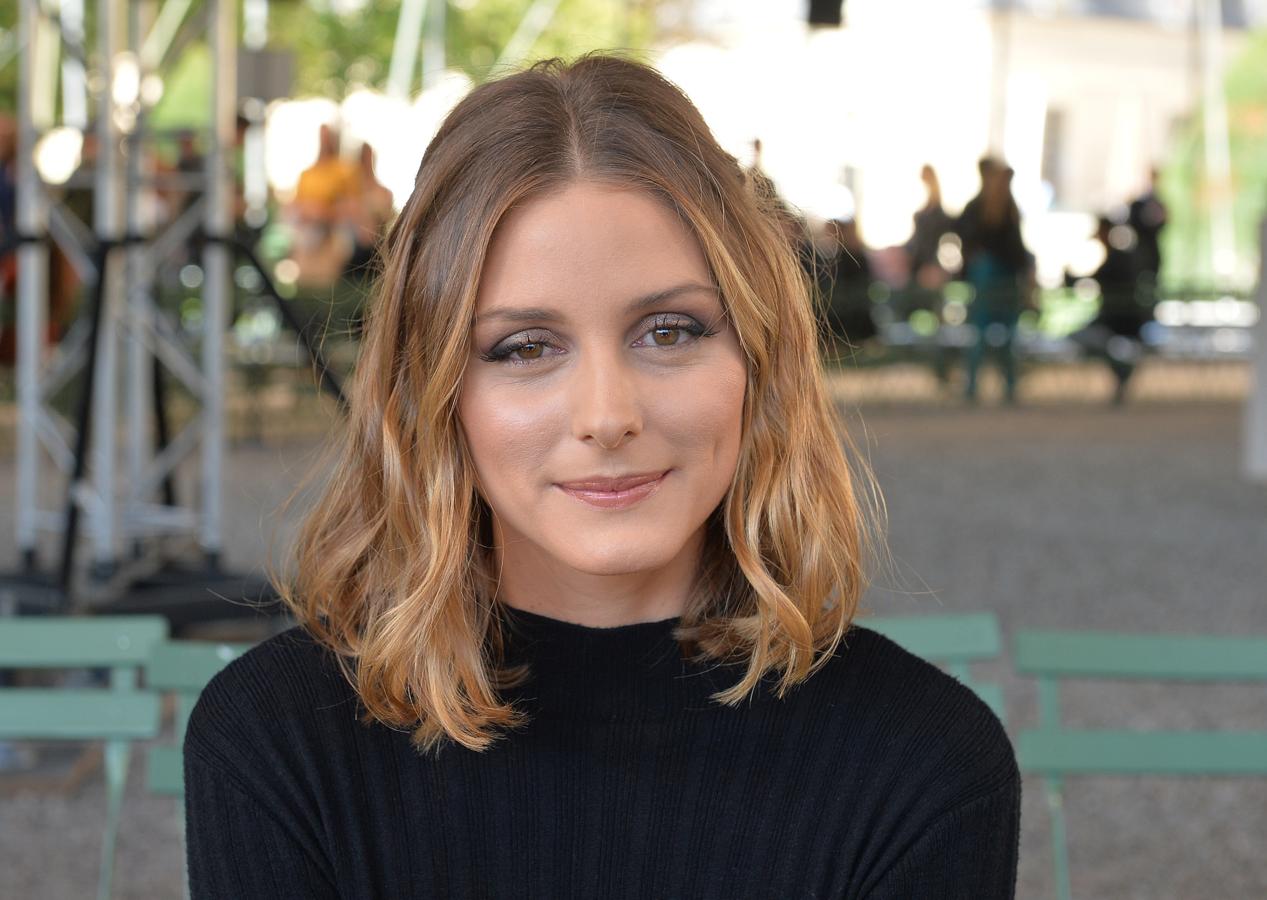 Un ligero toque de sombra en un tono gris claro, un toque de máscara de pestañas y un poquito de bálsamo de labios eso es todo lo que necesitas para copiar este 'look' de Olivia Palermo.