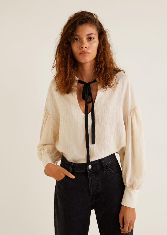 Blusa fluida con cuello clásico y cierre de lazo, 39,99 euros.