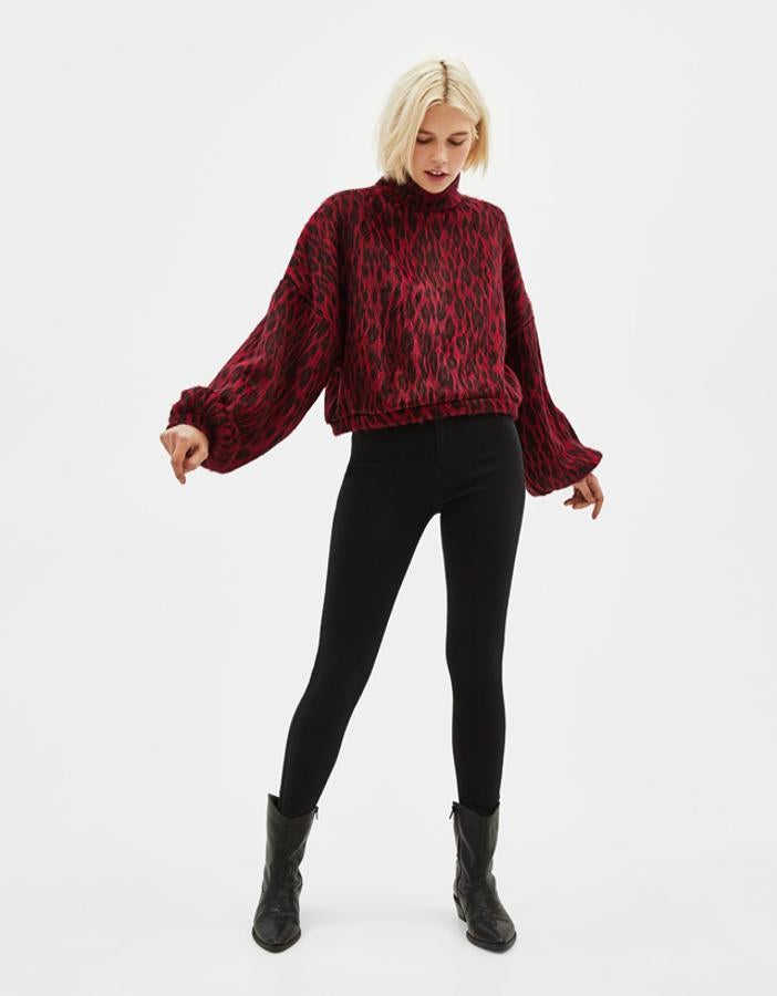 Jersey jacquard con efecto pelo, 22,99 euros.