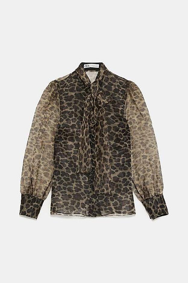 Blusa semitransparente animal print de Zara.