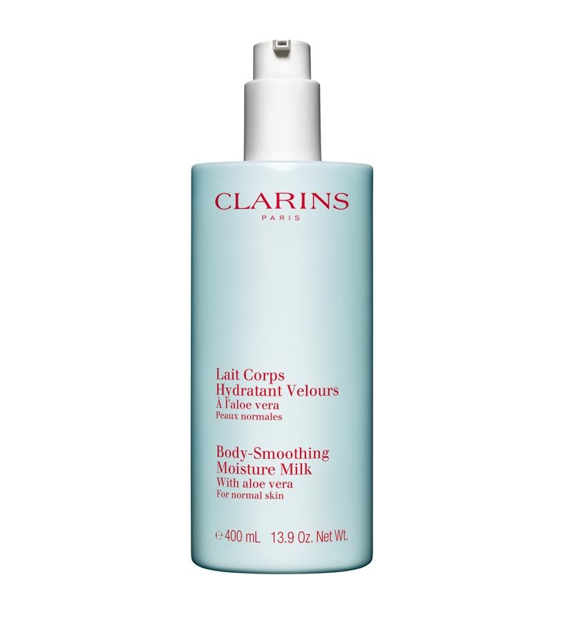 Su textura ligera y fundente se penetra al instante sin dejar restos y su perfume de neroli recuerda a un eterno verano en un paraíso en flor. Entre sus ingredientes destaca el aloe vera, que ayuda a las células cutáneas a captar y retener agua y a estimular la síntesis natural de ácido hialurónico, para dejar la piel hidratada, nutrida y confortable durante 48 horas.  Lait Corps Hydratant Velours de Clarins  (27 €).