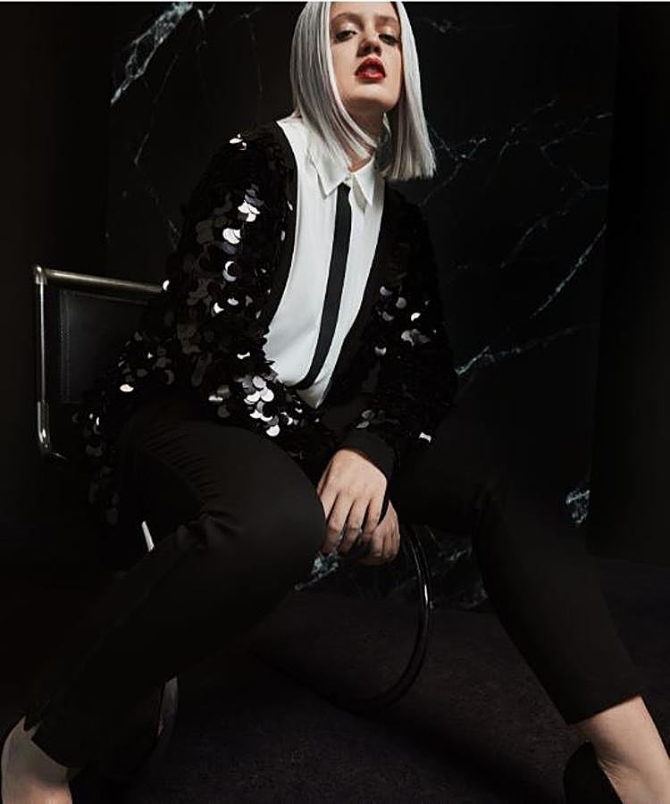 Cárdigan de lentejuelas (59,99) y camisa con detalle en negro (39,99).