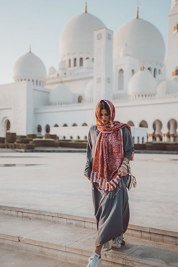 Los templos religiosos exigen un vestuario a las mujeres.