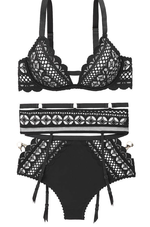 Si tu plan incluye una noche sexy, esta puede ser una buena opcíón: braga alta y sujetador con liguero a juego.