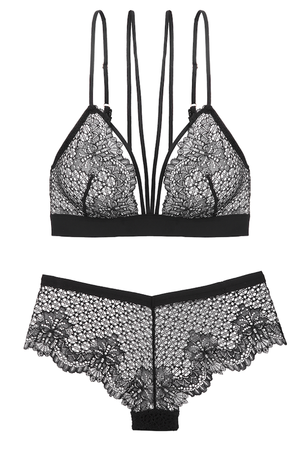 Gracias al cruce de las cintas de este conjunto de encaje.