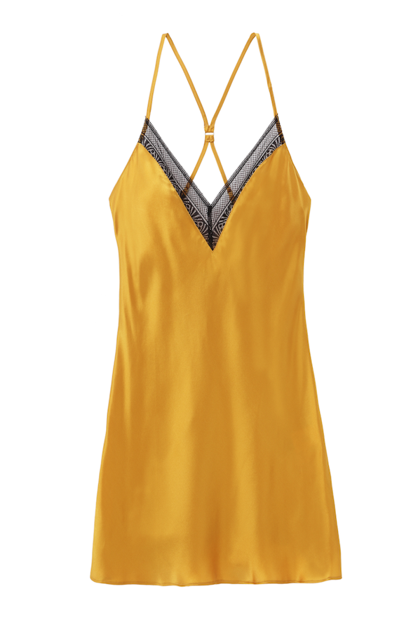 Un camisón corto en satén con adorno de encaje negro que también podemos encontrar en versión top y culotte.