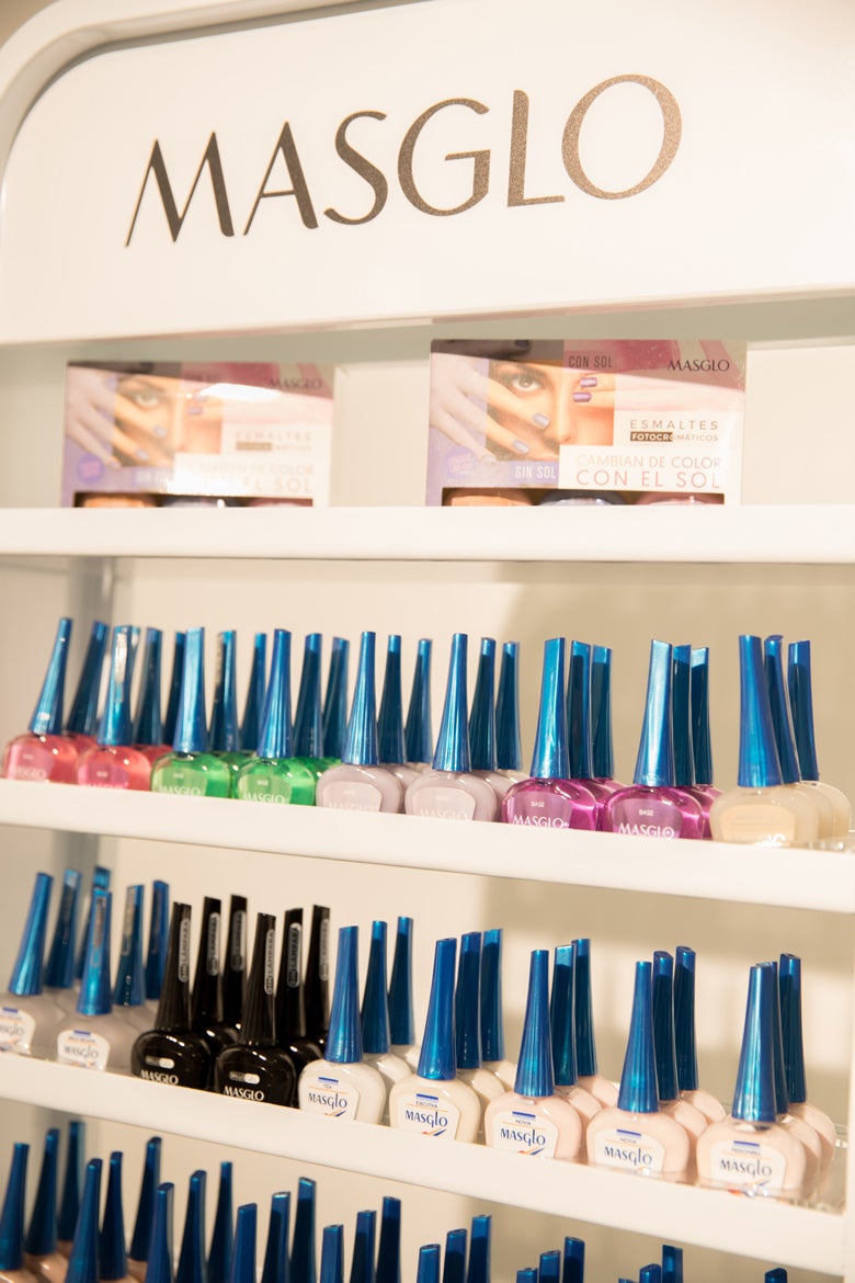 Masglo presentó sus más de 150 esmaltes de uñas y asesoró a todas las lectoras cuál era el color más adecuado a cada tono de piel.