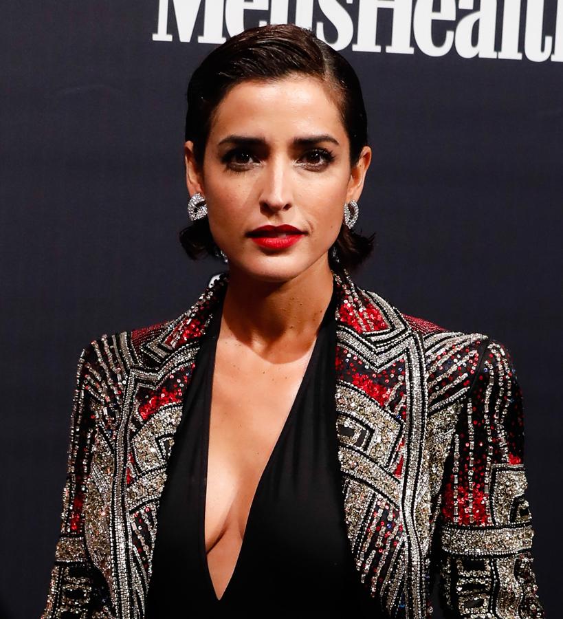 Este es el acabado perfecto tanto para perezosas, como para chicas que no tienen tiempo o incluso para aquellas que están en periodo de transición entre pelo corto y largo. El protocolo es el más sencillo del mundo: humedécete la melena, aplica espuma o gel de fijación fuerte, péinala hacia atrás o con la raya ladeada como Inma Cuesta, y deja secar al aire.