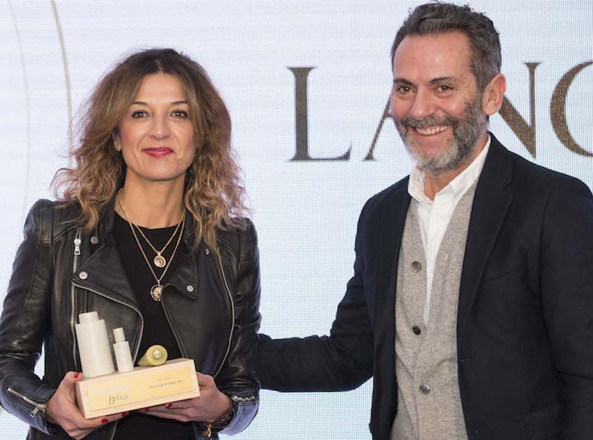 Ganador: Fix It Forget It Setting Mist de Lancôme. Recogió el premio Susana Arribas, directora de Comunicación de Lâncome. En la foto con Gervasio Pérez, director de Moda y Belleza de Mujerhoy.