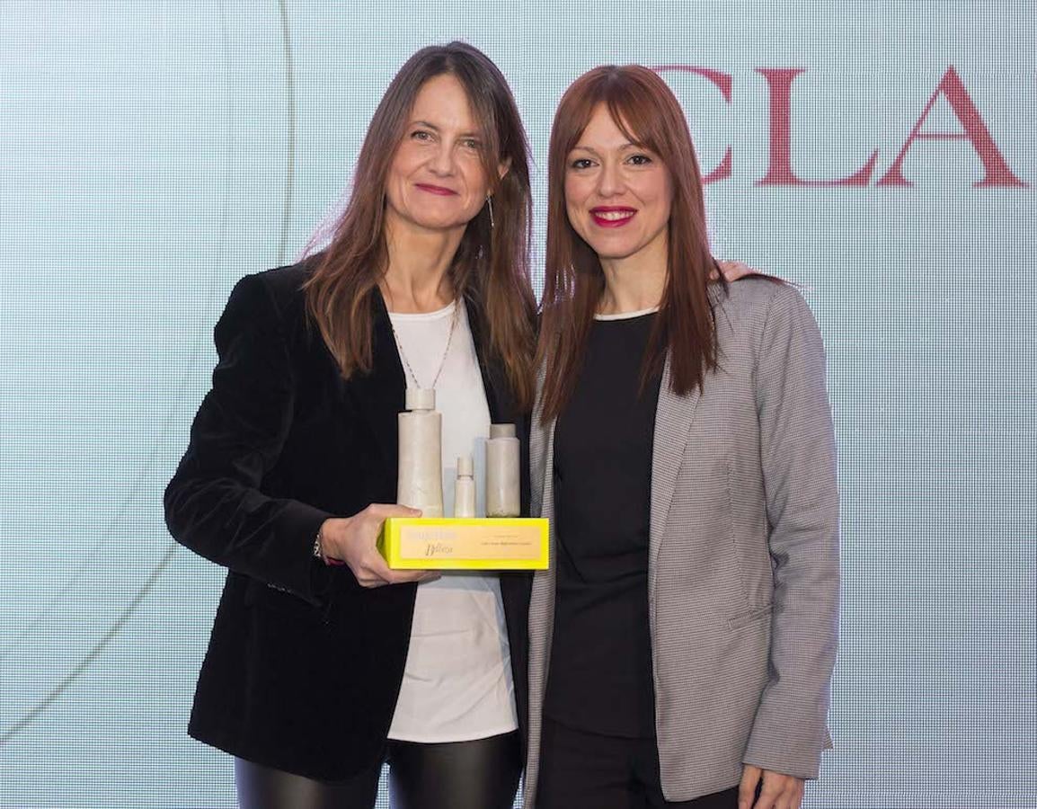Ganador: Lait Corps Hydratant Velours de Clarins. Recogió el premio Amaia Marquínez, Directora de Marketing del Grupo Clarins. En la foto, con Miriam Aguilar, jefa de Producto de Mujerhoy.com