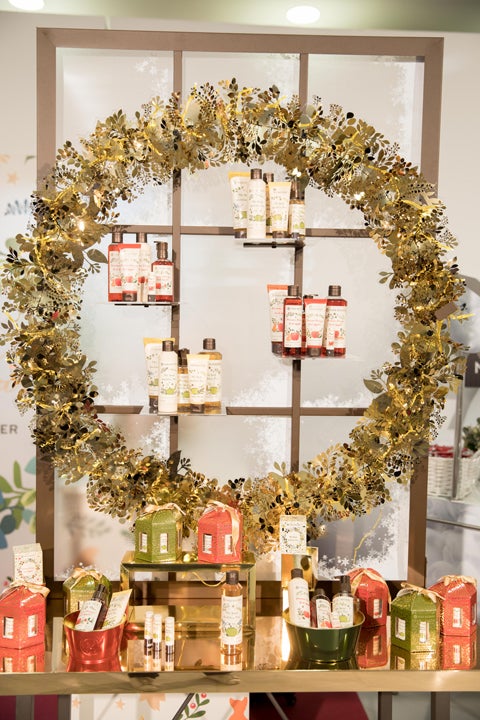 Así de navideño lucía el espacio de Yves Rocher, donde probamos los exquisitos olores del Té Dorado y de la Manzana Roja de su gama de gel para el baño.