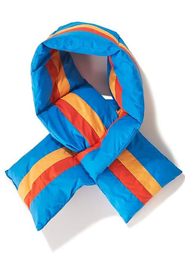 Un detalle del cierre de la bufanda "puffy" de Kule.