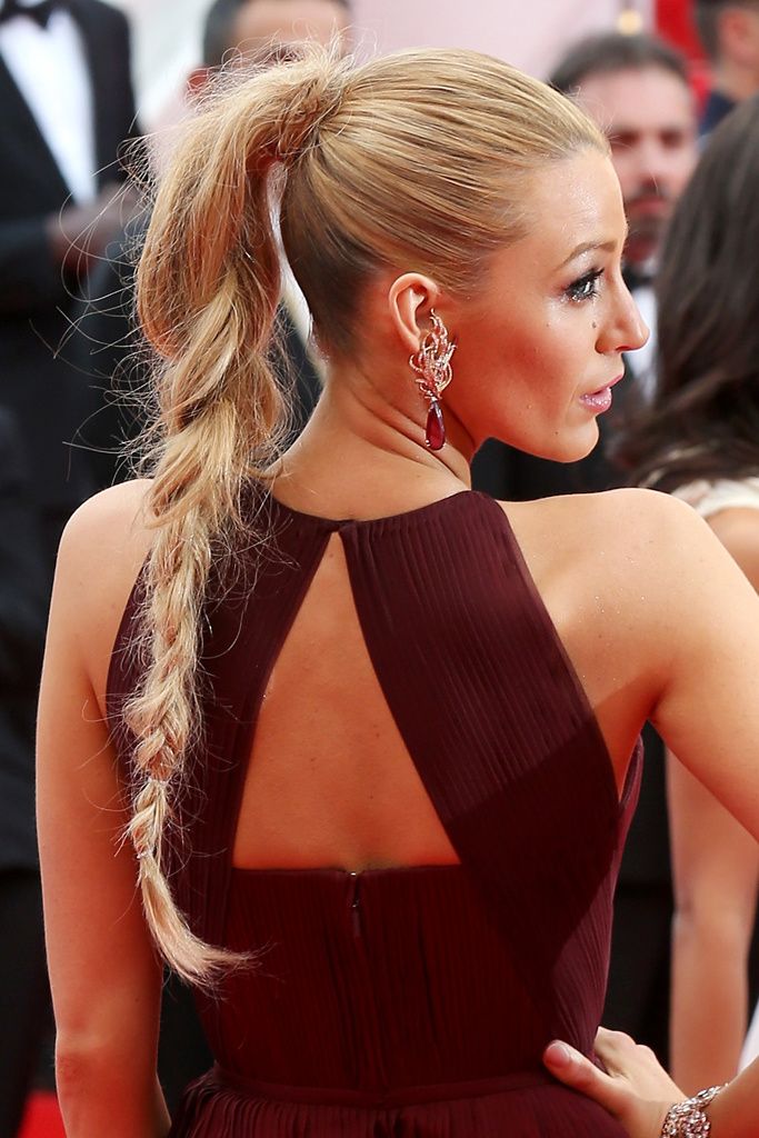 Esta coleta de Blake Lively es una de nuestras favoritas. La actriz ha decidido hacerse una trenza informal para quitar peso al pedazo de look que llevaba en la alfombra roja.