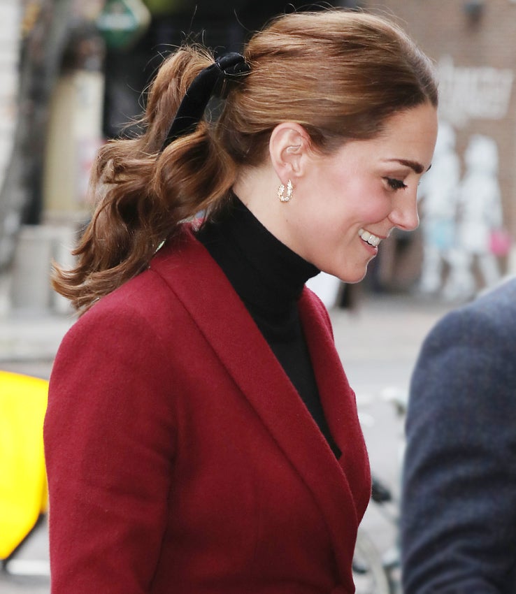 Esta oriinal coleta de Kate Middleton se merece un 10. No solo es un tanto informal, sino que el rizo de la coleta la hace aún más especial. Por si esto fuera poco, la duquesa de Cambridge ha optado por añadir un lazo. ¿Puede ser más cuqui?