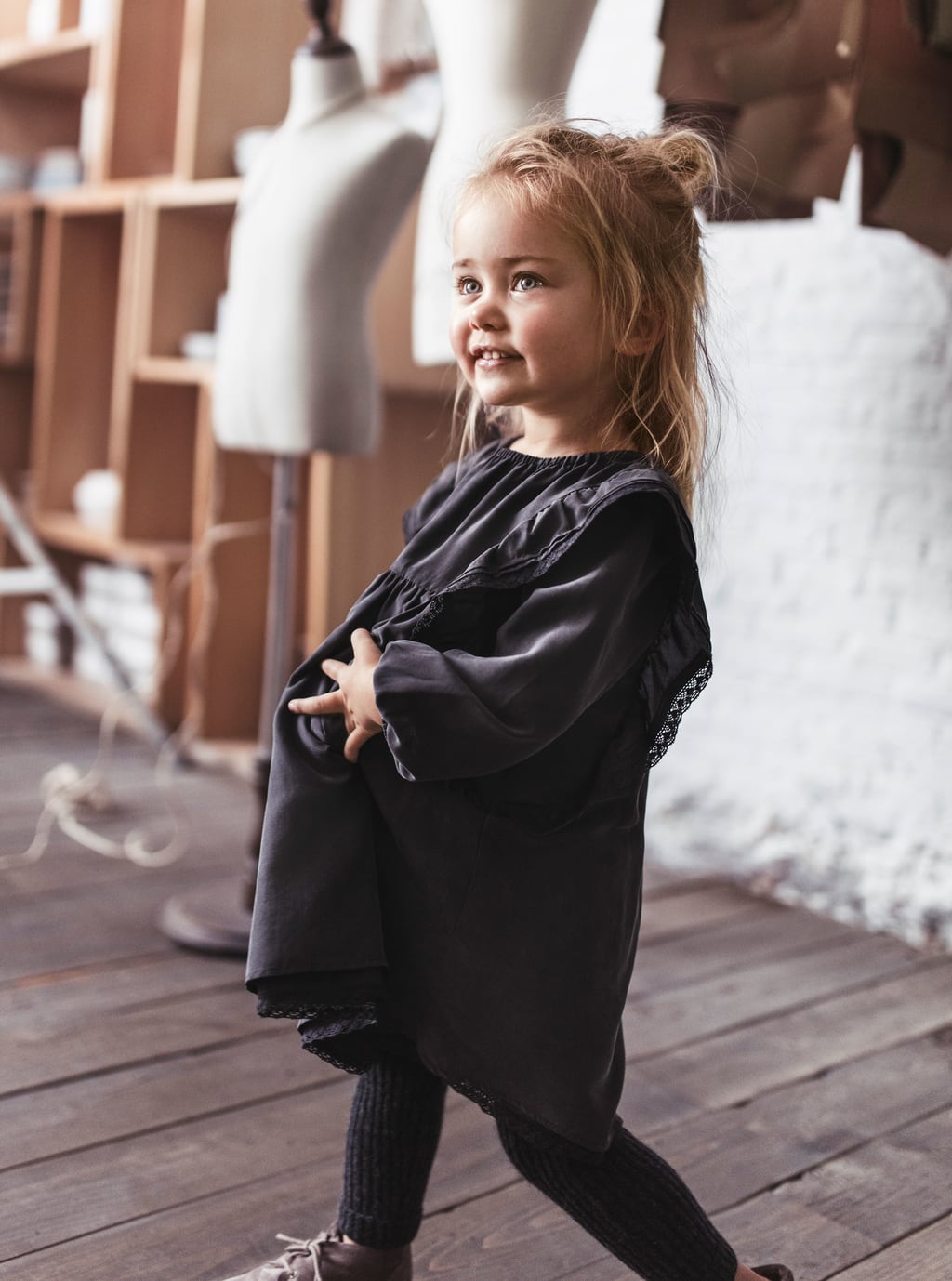 Vestido de seda con volante de Zara Kids: 39,95 euros y leggings de cashmere: 22,95 euros.