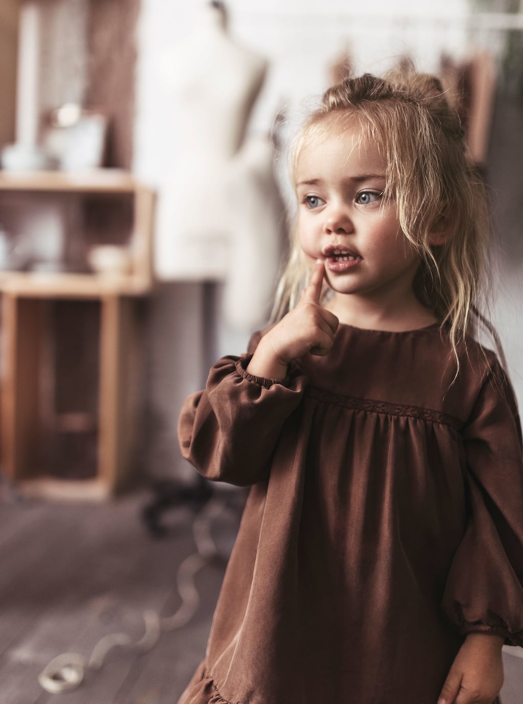 Vestido de seda en color camal de Zara Kids: 39,95 euros.