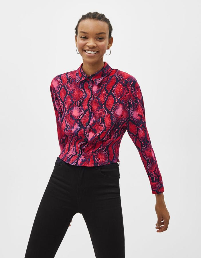 Camisa fluida con estampado de serpiente, cuello solapa y manga larga (17,99 euros).