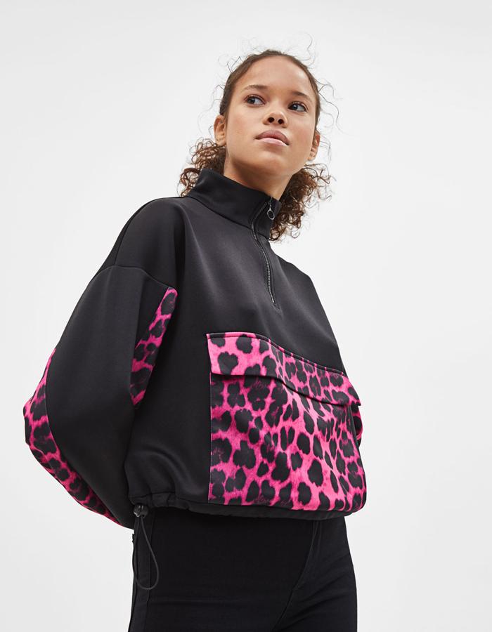 Sudadera tipo canguro con color block de leopardo, cuello subido, puño acabado en elástico y bajo ajustable con goma. Lleva un bolsillo grande en la parte delantera (29,99 euros).