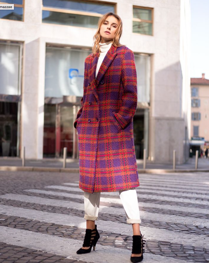 Tiene los colores del invierno: naranja, rosa, morado... Imposible no mirar este abrigo de cuadros, con un 20% de lana en el paño (269 euros).