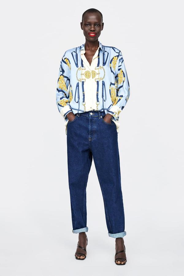 Blusa con estampado de cadenas y aberturas laterales, 29,95 euros.