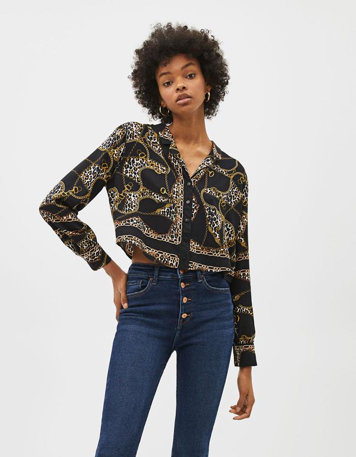Camisa cropped con estampado de cadenas y detalles de 'animal print', 19,99 euros.