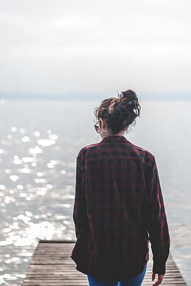 Chica mirando al mar