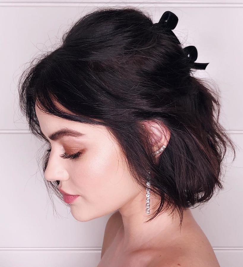 Lucy Hale demuestra que incluso las chicas de pelo corto pueden sacarle partido a las cintas. Basta con recoger la zona alta del pelo con una y hacer lo mismo con la zona media. Eso sí, la clave está en dejar el flequillo y algunos mechones sueltos.