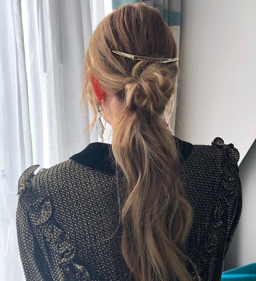 Moño parece, coleta no es. Aunque no lo creas, este híbrido entre los dos recogidos estrella es fácil muy apañado y fácil de hacer. Hazte una coleta, dejando dos mechones laterales sueltos. Luego enreda ambos justo encima de la goma y sujétalos con la ayuda de unas horquillad de moño. Si quieres, puedes añadir un pasador, a modo de adorno, en la parte superior.