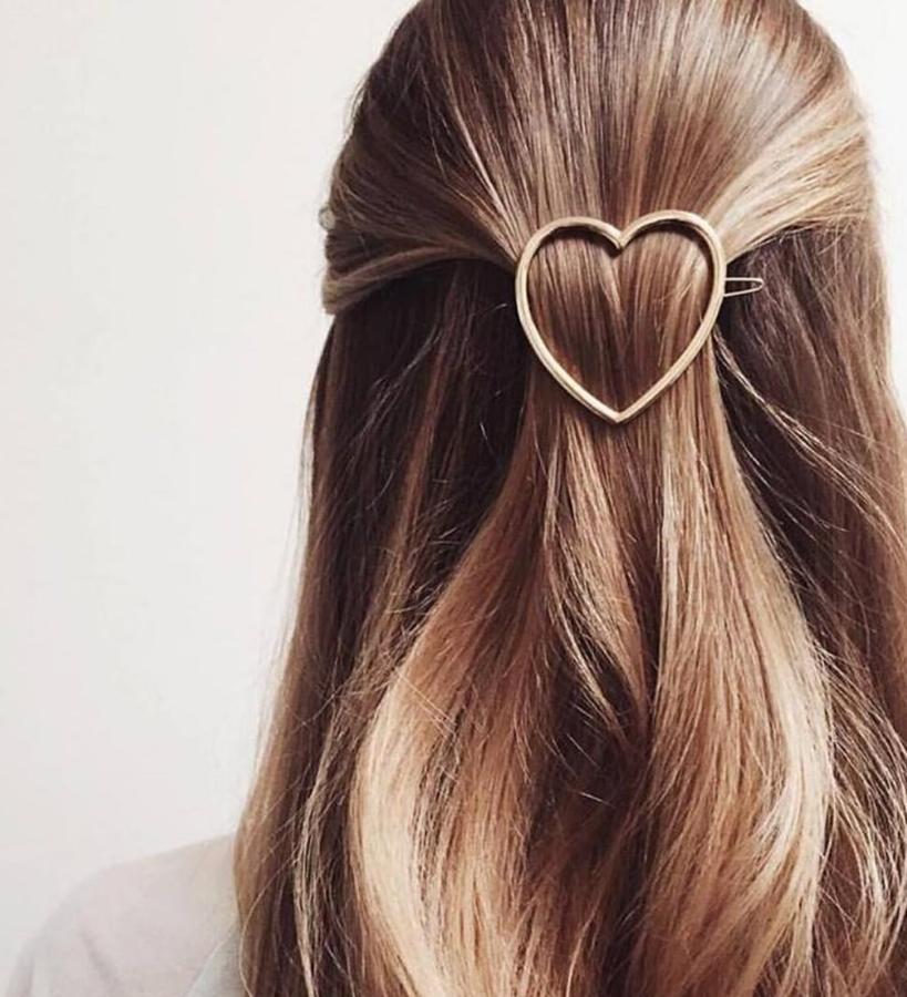 A veces un simple accesorio de pelo es suficiente para aportar un toque diferente. Este peinado clásico, con un pasador a media altura, se puede llevar tanto con el pelo liso, como ondulado o rizado.