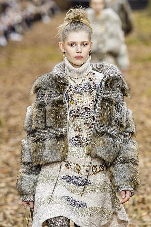 Look del desfile otoño/invierno de Chanel.
