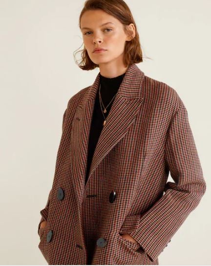 Abrigo de cuadros vichy en tono granate de Mango. (119,99 euros).