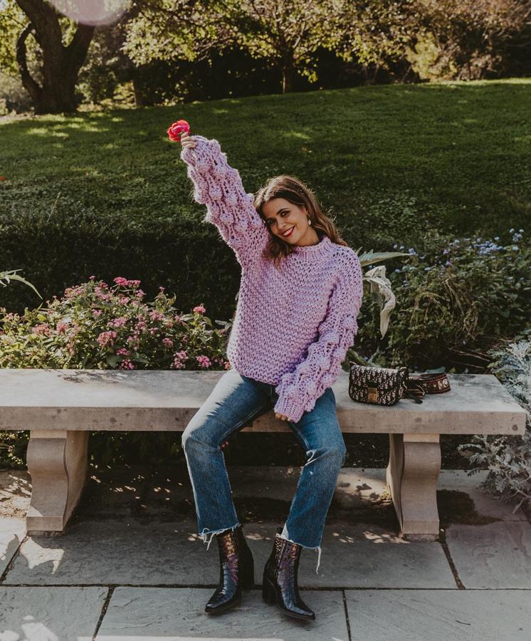 Que levante la mano quien no se ha dejado conquistar por las botas ‘cowboy’. Sin duda, uno de los complementos que ya pudimos empezar a ver a principios de verano pero que ha conseguido ganar todo el protagonismo en esta temporada de otoño invierno. Lo que no sabéis, es que hay vida más allá de las botas y que el espíritu del Oeste va a crear looks de pies a cabeza en este 2019 gracias al denim, a las chaquetas con flecos o a los sombreros fedora.